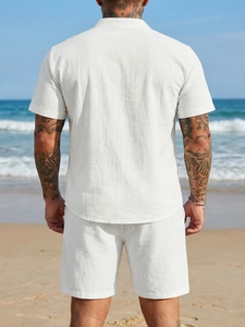 Détail d'un ensemble d'été blanc en coton et lin pour hommes sur fond de plage