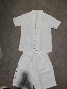 Détail de chemise en coton lin blanc à texture plissée et short à cordon de serrage