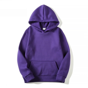 Classic dark purple hoodie with a kangaroo pocket and ribbed cuffs in a loose fit