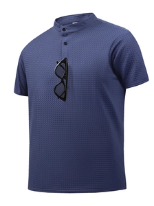 Detail eines dunkelblauen Poloshirts mit Waffelstruktur, Stehkragen und Sonnenbrille-Deko