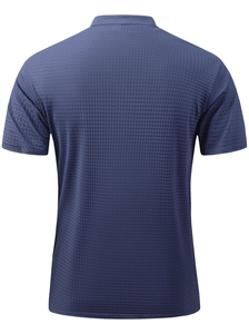 Rückansicht eines dunkelblauen Herren-Poloshirts mit atmungsaktivem Mesh-Gewebe-Detail