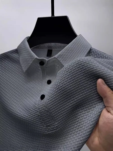 Polo gris pour homme avec texture gaufrée respirante et trois boutons, manches courtes