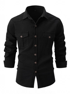 Camicia da uomo nera in cotone a maniche lunghe dal taglio slim con doppie tasche a patta