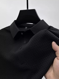 Polo homme noir en maille gaufrée avec texture respirante et col à revers classique