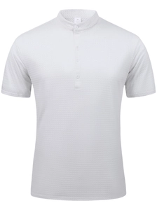 Weißes Herren-Poloshirt mit Stehkragen, Mesh-Gewebe und minimalistischer Vier-Knopf-Leiste