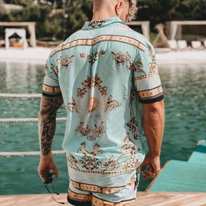 Herren-Sommerset mit mintfarbenem Barockmuster und goldenem Pferdedruck am Meer