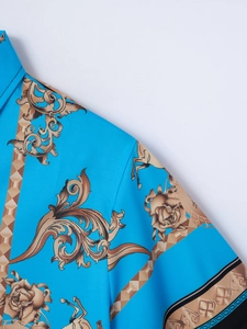 Detailansicht des blauen Hemdes mit goldenen Barockmustern und klassischen Pferdemotiven