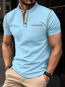 Polo Henley da uomo azzurra con cuciture arancioni a contrasto e taschino sul petto