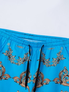 Detailansicht der himmelblauen Freizeitshorts mit Barockprint und verstellbarem Kordelzug