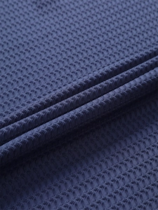 Makroaufnahme von dunkelblauem Netzgewebe mit Wabenstruktur für Herren Poloshirts