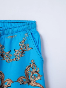 Detail der blauen Strandshorts mit Barock-Print, Gummizug und Seitentaschen