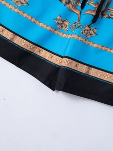 Details von Barock-Print-Shorts mit blauem Stoff, Goldmustern und schwarzem Kordelzug