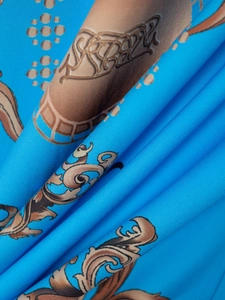 Detaillierte Makroansicht des Barock-Blumendruckstoffs auf einem blauen Sommeranzug