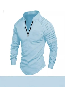 Hellblaues Slim-Fit-Poloshirt mit Reißverschluss und Biker-Falten an den Schultern