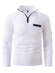 Vue détaillée du polo blanc texturé gaufré avec fermeture éclair sur la manche et le col