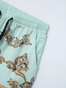 Detailansicht der mintgrünen Shorts mit goldenem Barockmuster und elastischem Kordelzug