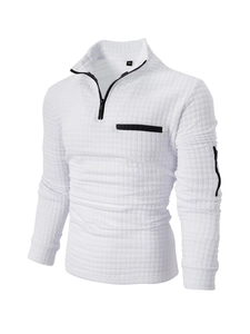 Détail de la texture quadrillée et du zip noir sur le polo blanc à manches longues