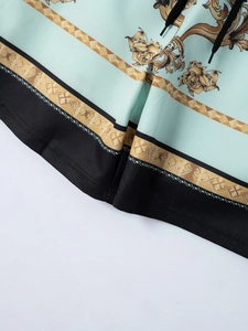 Detailansicht der Herren-Strandshorts mit barocken Goldblattmustern und Kordelzug