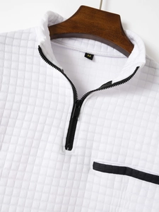 Détail d'un polo blanc en maille gaufrée avec fermeture éclair et texture sur un cintre