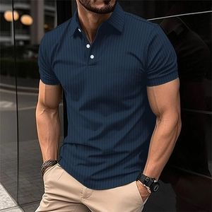 Dettaglio di polo blu scuro con trama a coste verticali e bottoni bianchi eleganti