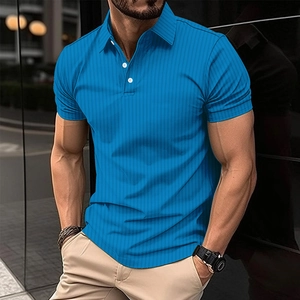 Dettaglio polo da uomo blu reale con trama a costine verticali e bottoni bianchi classici