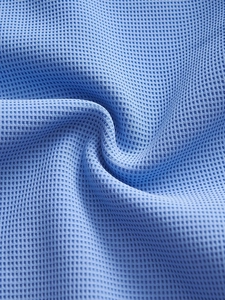Macro di tessuto a nido d'ape celeste con trama traspirante per polo da uomo alla moda