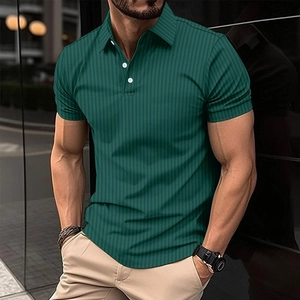 Polo da uomo verde scuro a righe verticali con colletto classico a bottoni e maniche corte