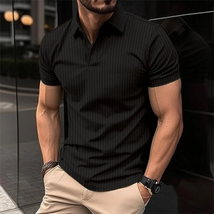 Polo da uomo slim fit nera con strisce verticali per uno stile business casual moderno