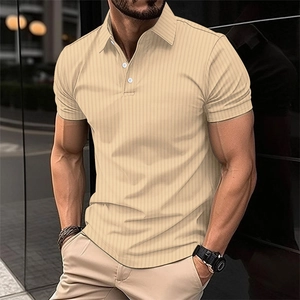 Dettaglio polo beige con trama a righe verticali e colletto classico con tre bottoni a pressione