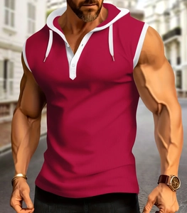 Dettaglio del gilet con cappuccio in maglia a nido d'ape rosso con bordi a contrasto