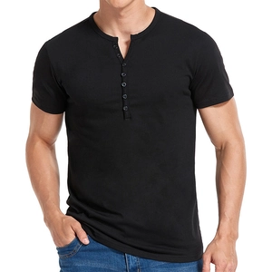 Détail de chemise Henley noire à manches courtes avec patte de boutonnage à six boutons
