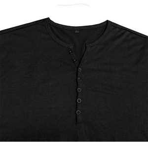 Détail de chemise Henley noire pour hommes avec col en V et sept petits boutons ronds