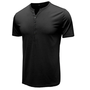 Gros plan détaillé du col Henley noir avec plusieurs boutons et texture du tissu en maille