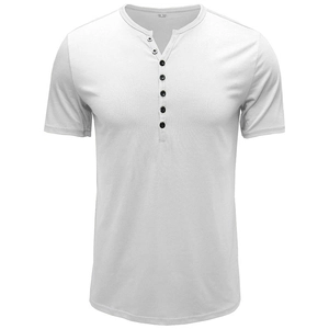 Détail du t-shirt Henley blanc avec col en V et sept boutons noirs contrastants