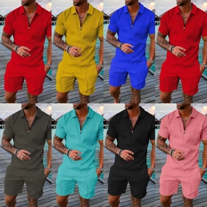 Grille détaillée montrant 8 couleurs d'ensembles polo d'été pour hommes en maille