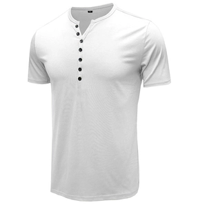 Détail de t-shirt Henley blanc pour hommes avec 7 boutons noirs et col classique