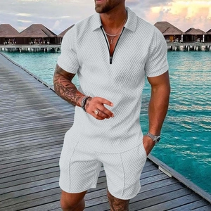 Détail du haut polo blanc pour homme avec maille texturée et col zippé quart de longueur