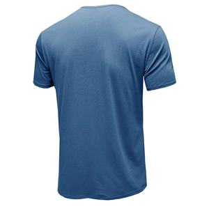 Vue arrière d'un t-shirt Henley en coton bleu brume avec coutures et finitions soignées