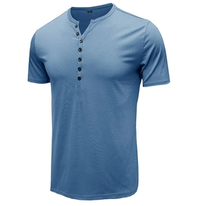 Détail du col boutonné et de la texture d'un t-shirt Henley bleu pour homme