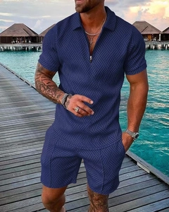 Détail de l'ensemble polo bleu marine pour hommes avec maille géométrique pour l'été