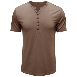 Détail du col Henley boutonné et de la texture de ce T-shirt en coton marron foncé pour hommes