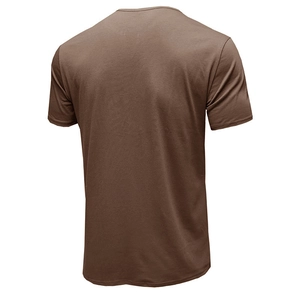 Vue arrière d'un t-shirt Henley à manches courtes pour homme en coton marron café sur blanc