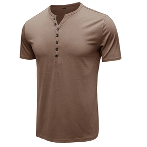 Détail du col d'un t-shirt Henley marron café avec sept boutons et une étiquette de taille L