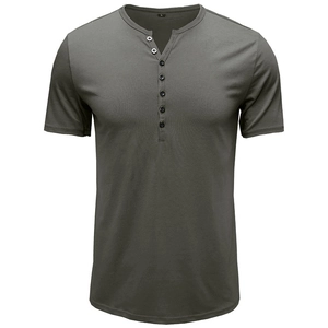 Détail d'un t-shirt Henley gris-vert avec patte à cinq boutons et texture tricotée