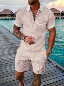 Vue détaillée de l'ensemble polo pour hommes avec texture tissée en V et col zippé