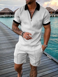 Détail de l'ensemble polo à motif géométrique pour homme avec demi-zip et col contrasté