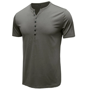 Détail du col d'un t-shirt Henley gris-vert foncé avec sept boutons et maille lisse