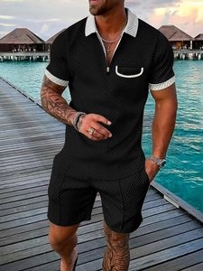 Détail de l'ensemble polo noir pour hommes avec texture gaufrée et col zippé élégant