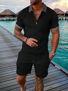 Vue détaillée de l'ensemble polo et short en maille noire pour hommes avec texture