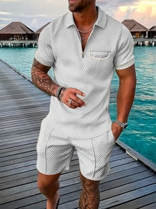 Détail de l'ensemble polo gris pour homme avec texture tricotée géométrique en décor tropical